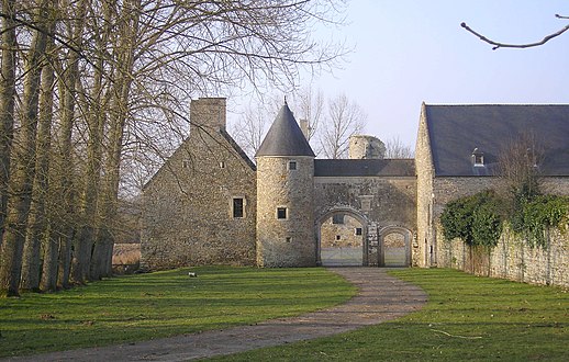 Entrée du château : à gauche, maison du garde et à droite, les communs.