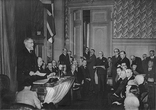 Frans Van Cauwelaert eind mei 1940 in Limoges met de parlementsleden.