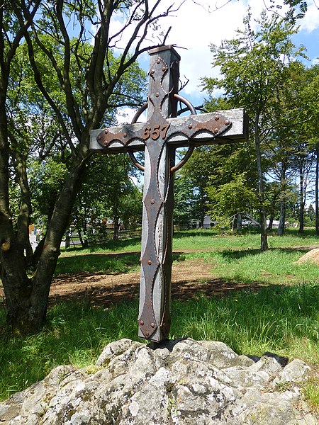 File:Fuchskaute Gipfelkreuz.JPG