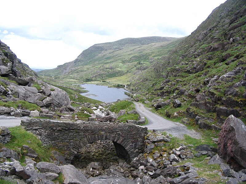 File:Gap of Dunloe Auger Lake depuis le col.JPG