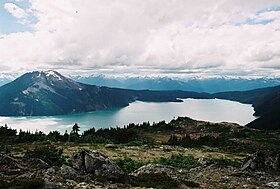 Lacul Garibaldi cu Muntele Price în fundal în stânga