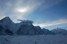 Gasherbrum IV, VII, VI ve Baltoro Kangri.jpg