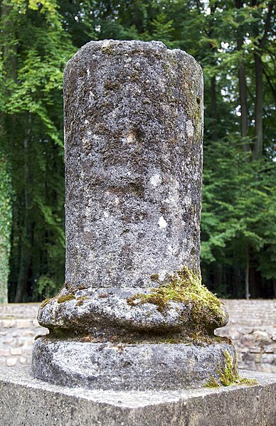 File:Goeblange Roman villa original column.jpg