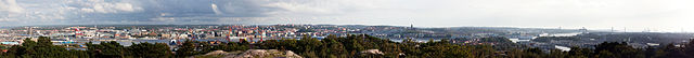 A panorama of central Gothenburg taken from Keillers park, facing south – from left to right: Göta älvbron, Lilla Bommen, Viking, The Göteborg Opera i