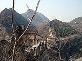 Una porzione della Grande Muraglia Cinese a Simatai, sopra a una gola