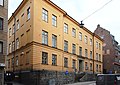 Riddargatan 5:ssä toimi vuosina 1871–1943 opettajatarseminaari, jossa opiskeli muun muassa Selma Lagerlöf (ks. viereinen kuva). Rakennuksen suunnitteli arkkitehti Erik Gustav Sjöberg.[2]
