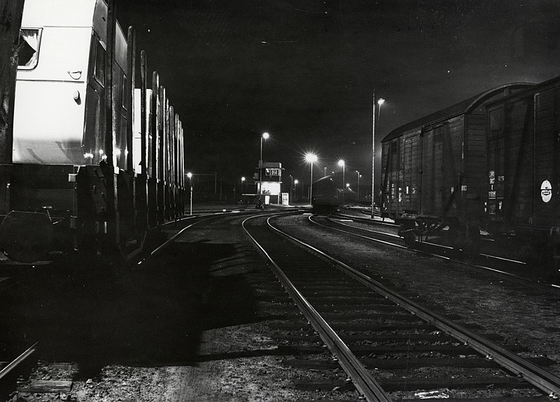 File:HUA-168691-Gezicht op het rangeerterrein van de NS te Amersfoort bij avond Op de achtergrond het seinhuis Post VI de heuvelpost .jpg