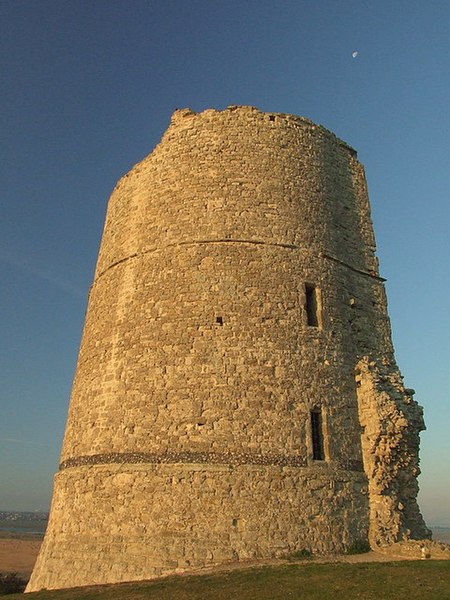 File:Hadleigh Castle, the south tower's remains - geograph.org.uk - 1111724.jpg