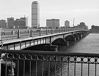 Die Brücke im Jahr 1985 von Cambridge aus gesehen. Deutlich zu erkennen sind die Abnutzungserscheinungen sowie die Absperrungen an den äußeren Fahrbahnen zu erkennen.
