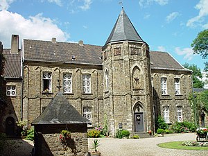 Edificio del castillo en el patio.