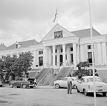 Het Raadhuis op het Wilhelminaplein in Willemstad, Bestanddeelnr 252-3698.jpg