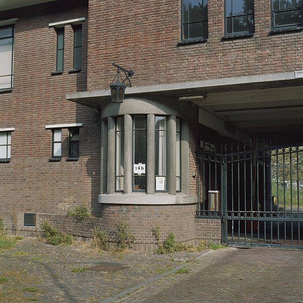 File:Hoofdgebouw, detail- kantoorruimte links van de poort - Eindhoven - 20378076 - RCE.jpg