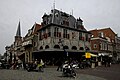 Historische Käsewaage an zentralem Platz (Roode Steen) in Hoorn, heute ein Café