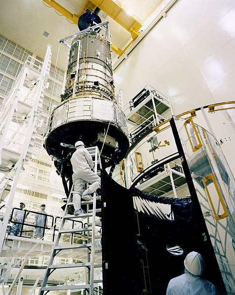File:Hubble Space Telescope Assembly (28249635201).jpg
