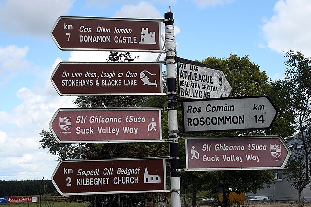Bilingual road signs in Creggs, County Galway