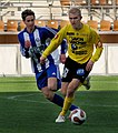 Klubi 04:n Sakari Mattila varjostaa KuPSin Ilja Venäläistä kaudella 2007.