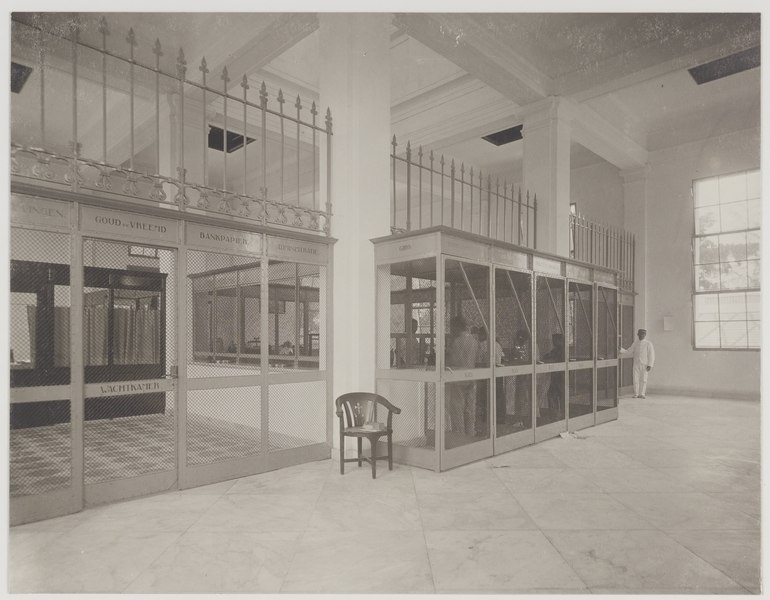 File:Interieur van de Javasche Bank te Medan, KITLV 5081.tiff