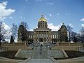 1886-cı ildə tamamlanan Iowa State Capitol, beş qübbə, dörd kiçik qübbə ilə əhatə olunmuş mərkəzi bir qızıl qübbəyə sahib iki dövlət kapitolundan biridir.