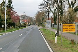 Entrance to Isernhagen HB from the direction of BAB 7