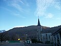 Centre du village avec le pont au centre, l'église et le lieu de mémoire à droite, à gauche se trouve la mairie et la salle des fêtes