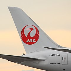 JAL Dreamliner tail (15062685180).jpg