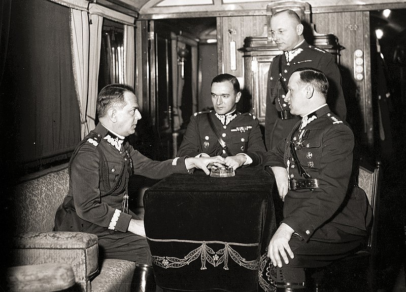 File:Janusz Gąsiorowski, Jan Axentowicz, Konstanty Horoch, Jerzy Englisch (railway coach 1935).JPG