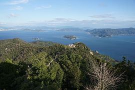 山頂から見た宮島ロープウエー終着点となる獅子岩駅方面