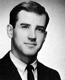 Schwarz-weißes Studioportrait mit Kopf und Schultern von Biden in Anzug und Krawatte, der nach rechts an der Kamera vorbeischaut