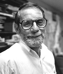 Une photo en noir et blanc de John McPhee