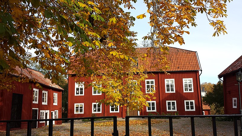 File:Köpings prostgård i höstfärger.jpg