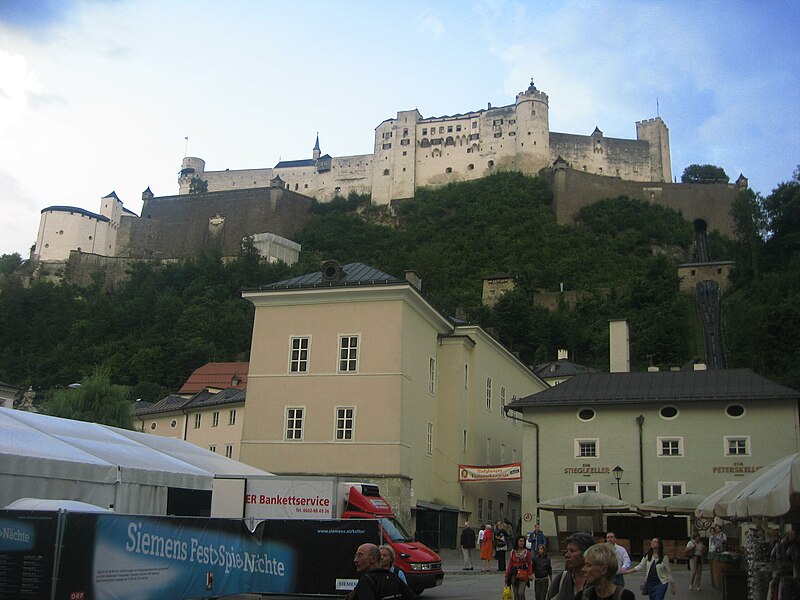 File:Kapitelplatz Salzburg.jpg