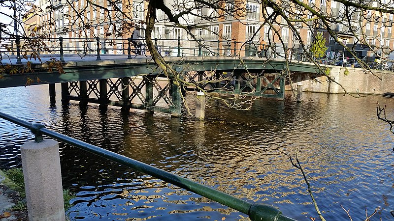 File:Koekjesbrug in 2019, brugpijlers.jpg