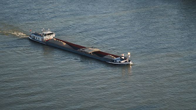 Kohleschiff auf dem Rhein