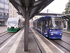 チェントルム駅で並ぶツヴィッカウ市電（右）とフォークトラント鉄道（ドイツ語版）（左）の車両（2007年撮影）