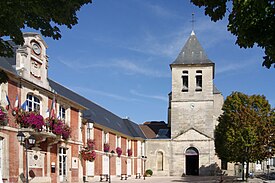 L136 - Lagny-sur-Marne - Abbatiale et Hotel de ville.JPG