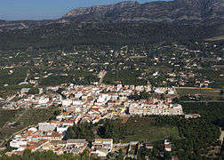 La serra de les Agulles amb la Barraca d'Aigües Vives a sota