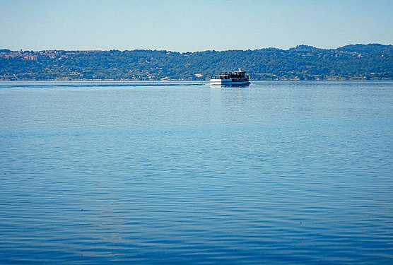 La Motonave Sabazia II percorre il giro del Lago di Bracciano e collega i tre paesi situati sul lago: Anguillara Sabazia, Trevignano Romano e Bracciano