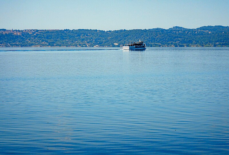 File:La Motonave Sabazia II al Lago di Bracciano.jpg