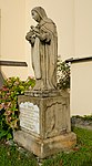 Figura św. Teresy przeniesiona z cmentarza
