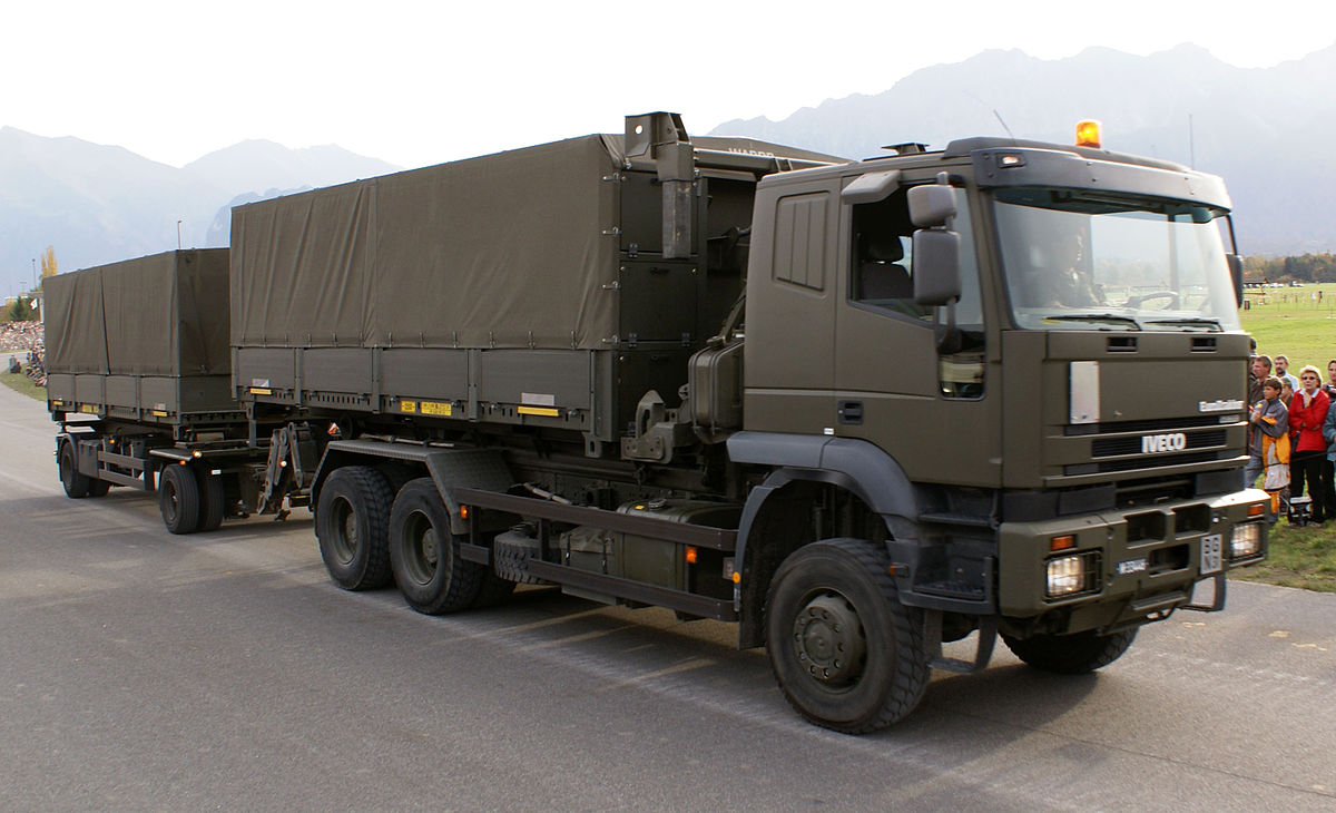 Iveco EuroTrakker  macchina operatrice cava cantiere 1200px-Lastw_IVECO_mit_Anh_-_Schweizer_Armee_-_Steel_Parade_2006