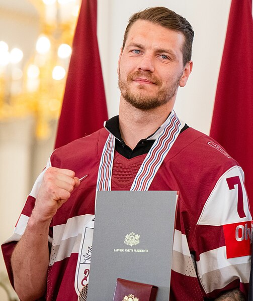 File:Latvijas hokeja izlases sveikšana - Miks Indrašis.jpg