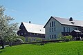 Wohnstallhaus, Seitengebäude und Scheune eines Dreiseithofes, sowie Sandsteinplatten im Hof und Sandsteintrog