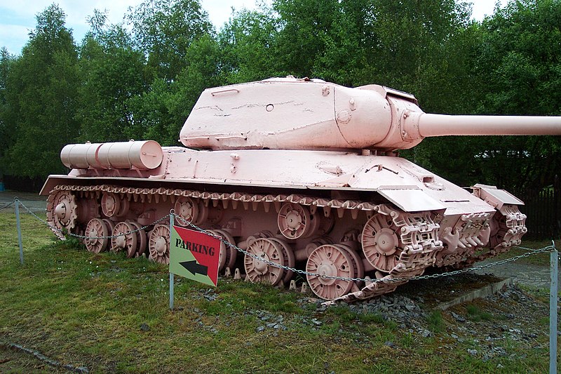 File:Lešany, Vojenské muzeum, růžový tank II.JPG