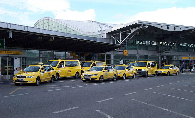 File:Letiště Ruzyně, terminál 1, taxistanoviště.jpg