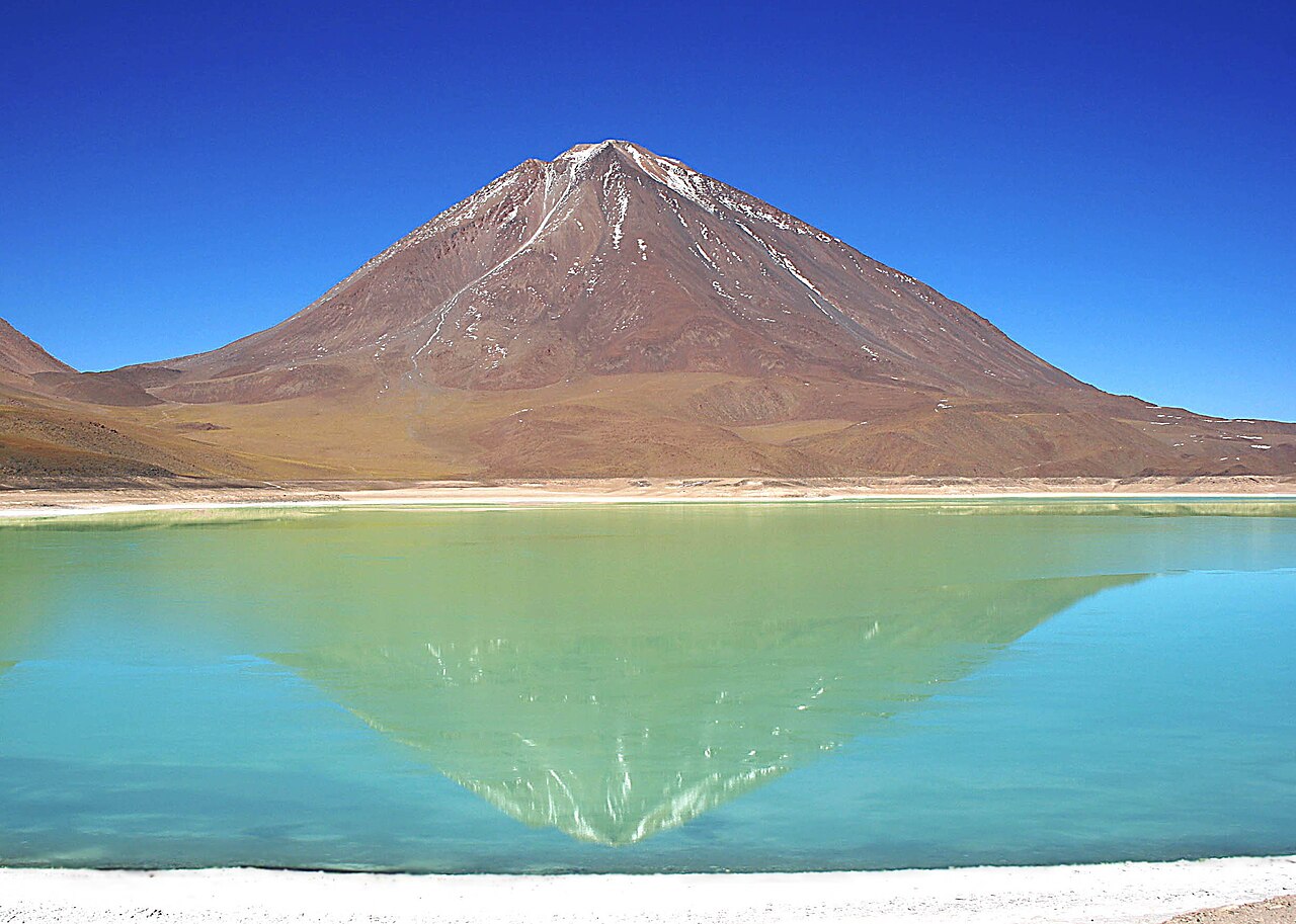 Chili - Licancabur 1280px-Licancabur_Green_Lake