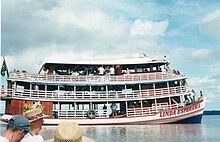 Jeff Blackard (kiri atas) pada riverboat Linda Esperanca di Brasil pada tahun 2003.