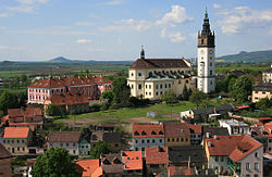 Biskupská rezidence (vlevo) a katedrála sv. Štěpána se zvonicí (napravo) na Dómském pahorku tvoří hlavní dominantu města Litoměřice (foceno z věže litoměřické radnice)