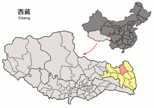 Location of Qamdo (district in pink, rest of administrative area in yellow) in the Autonomous region Location of Qamdo within Xizang (China).png