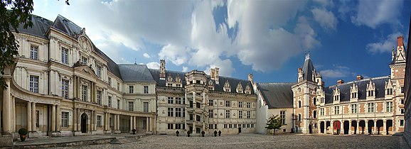 Zámek Blois. Zleva křídlo Gastona d’Orléans, Františka I. a Ludvíka XII.