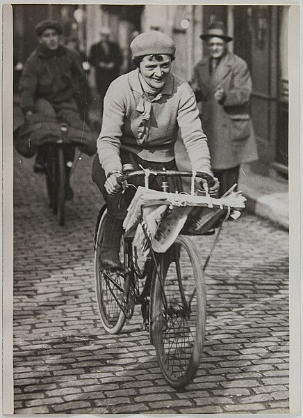 File:Louise Conrad gagnante de la catégorie dames lors du Critérium cycliste des porteurs de journaux, 8 février 1931, Paris. PH12218.jpg